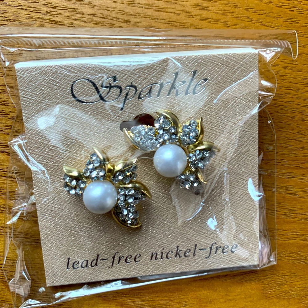 NWT gold tone pearl studded earrings ☘️4 for $10